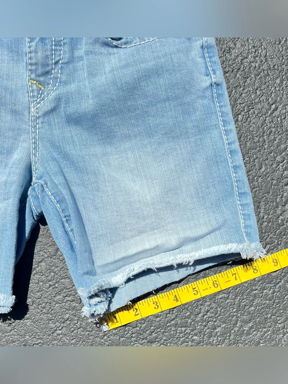 True Religion Light-Wash Denim Cutoff Shorts Frayed Raw-edge Hems Size 28